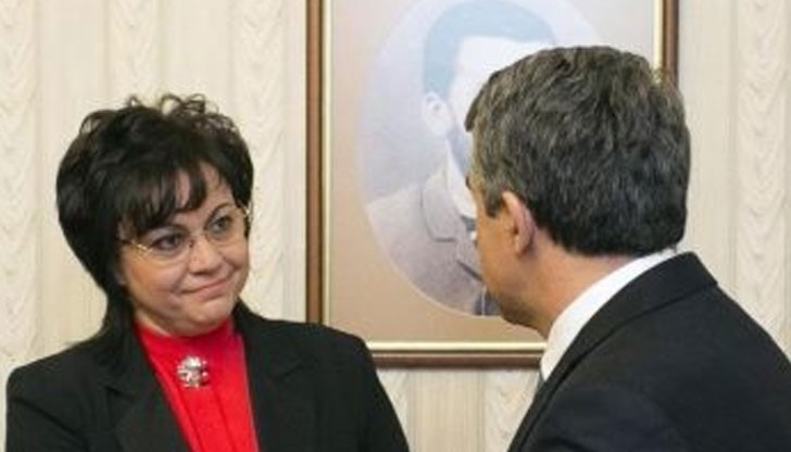 Нинова се шегувала как е добре, че контузията е на левия й крак, за да не се гъбарка вътрешнопартийната опозиция, че накуцва надясно