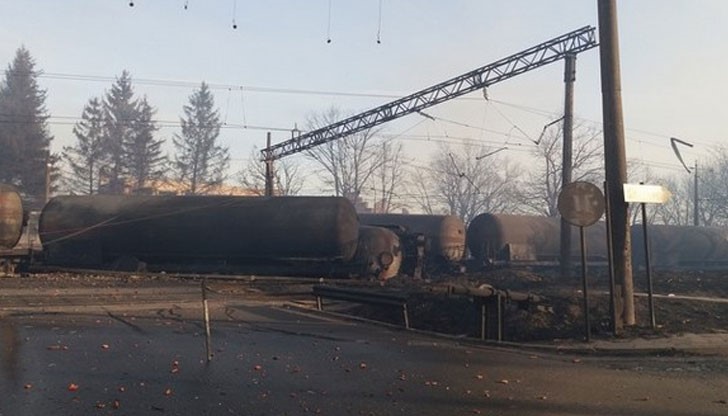 Със специалните кранове започва вдигането на цистерните от влаковата композиция