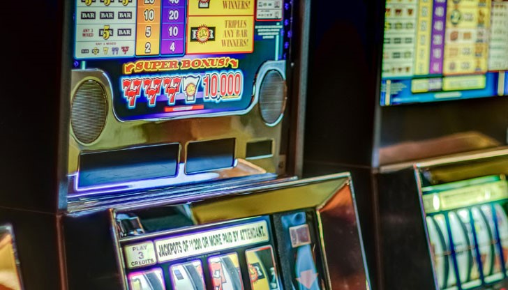 Лошото на хазартната зависимост е, че нужната стъпка към нея е малка и в повечето случаи незабележима Лошото на хазартната зависимост е, че нужната стъпка към нея е малка и в повечето случаи незабележима