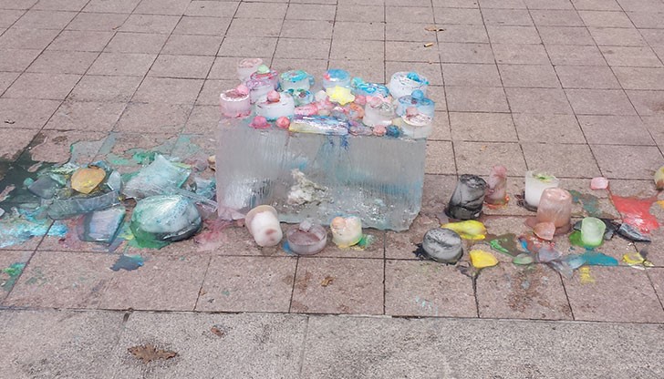 Г-н Кмете, организирайте почистването на площада от тези боклуци!