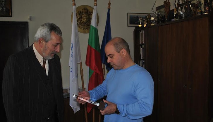 Наградата му бе връчена днес от Пламен Атанасов – председател на Общинския координационен съвет на СБУ