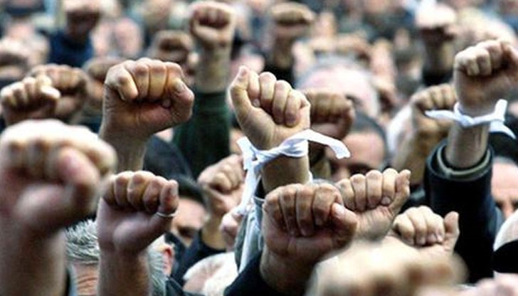 Вместо да загърбят поне за миг алчността си за власт и пари, политиците продължават да се подиграват с българите Вместо да загърбят поне за миг алчността си за власт и пари, политиците продължават да се подиграват с българите