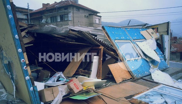 Вятърът е отнесъл ламарини, скъсал жици, счупил прозорци и други щети
