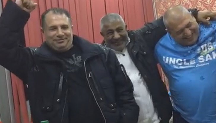 Без капка свян феновете на скандалния ислямистки проповедник Ахмед Муса от Пазарджик вдигат мощен купон с песни, танци и благодарности на Аллах