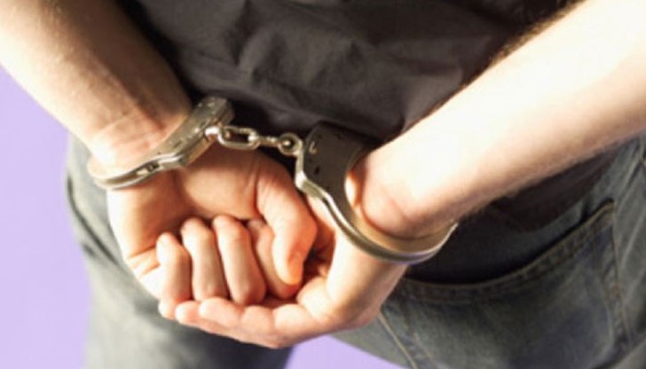 Арестуваният униформен саботирал разследването, като им казвал, че ги слушат със специални разузнавателни средства