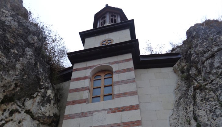 Басарбовският манастир е единственият действащ скален манастир у нас