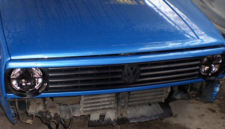 Липсват фарове, мигач, решетка пред радиатора, CD-плеър "Alpine", топка за скоростен лост, говорители, сенници, инструменти / Снимката е илюстративна Липсват фарове, мигач, решетка пред радиатора, CD-плеър "Alpine", топка за скоростен лост, говорители, сенници, инструменти / Снимката е илюстративна