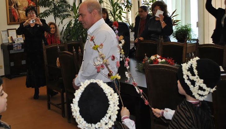 Облечени в традиционни български носии, коледарчета рецитираха стихотворения, танцуваха и играха