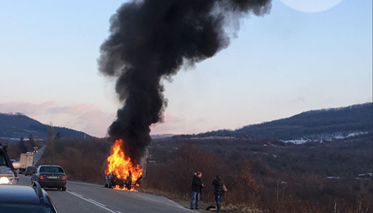 Кола изгоря на пътя Варна - В.Търново