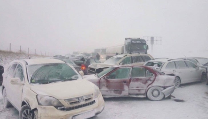 Верижни катастрофи по магистралите, снегонавявания и виелици