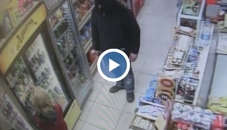 Oхранителни камери заснели крадецът, който носи със себе си нож