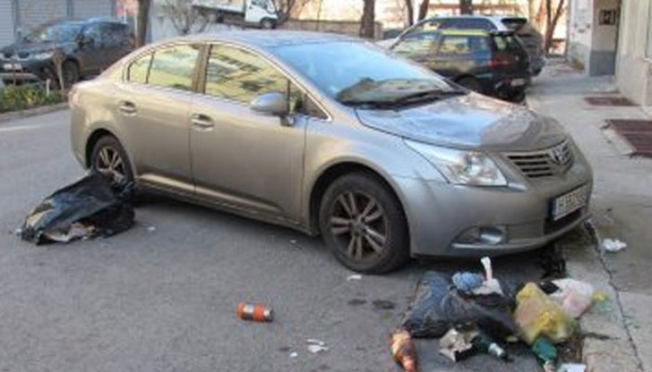 Според запознати младата жена е студентка, а от жилището и друг път са летяли боклуци, които уцелвали съседски коли