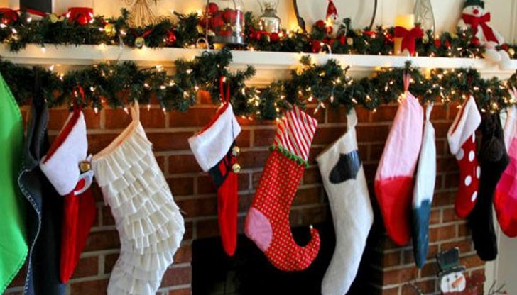 От векове датира традицията да поставяме чорапче под елхата или над камината, което Дядо Коледа да напълни с подаръци