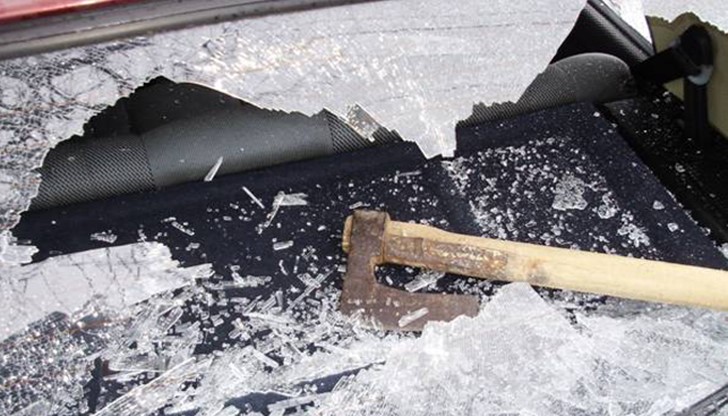 "Опел – Вектра" е открит със счупени почти стъкла, откъртени огледала, счупени фаровете и стоповете "Опел – Вектра" е открит със счупени почти стъкла, откъртени огледала, счупени фаровете и стоповете