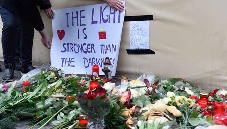 "Светлината е по-силна от тъмнината" гласи възпоменателен надпис на мястото на трагедията