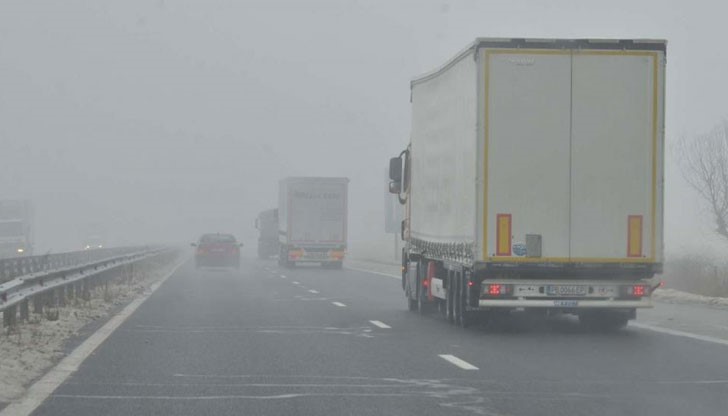 В района на АМ „Тракия“ има ограничена видимост поради мъгла