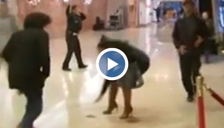 На място е пристигнал сапьорски отряд