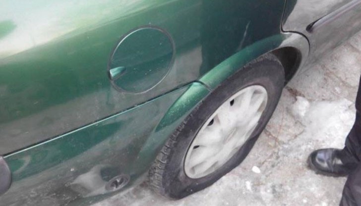 Вчера вечерта стопанката на лек автомобил „Опел“ е сигнализирала в полицията, че е открила колата си с прободени гуми, начупени стъкла и следи от удари / Снимката е илюстративна