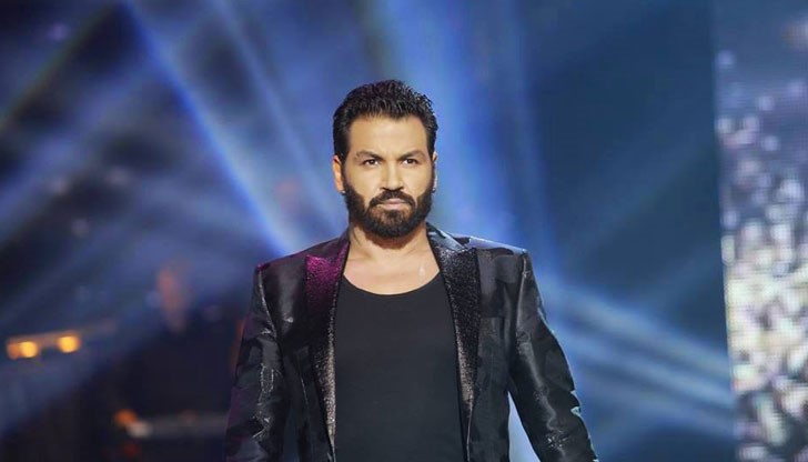 Певецът ще посрещне с песен новата година, но не в България Певецът ще посрещне с песен новата година, но не в България