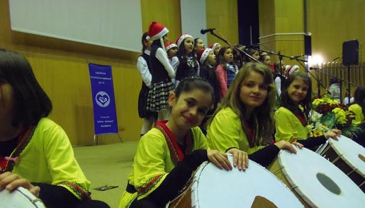 Млади таланти от различни етнически групи за 20-та поредна година по оригинален начин ще пожелаят весели Коледни празници на всички русенци