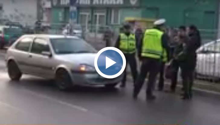 Шофьор с "Форд Фиеста" не успявя да спре навреме заради мократа настилка и блъска пешеходката странично