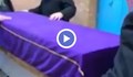 Шеф на погребална агенция извади нещо необичайно от катафалката