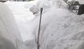 Съседи се налагаха с гребла заради пряспа сняг