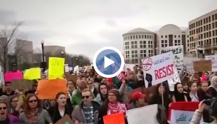 Десетки хиляди българи, които са без легален статут в Америка, са вече под прицела на новия президент