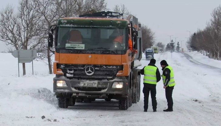 Водачите на ТИР-ове са недоволни, че чакат с часове, а органите на реда само ги спират, без да им дадат актуална информация Водачите на ТИР-ове са недоволни, че чакат с часове, а органите на реда само ги спират, без да им дадат актуална информация