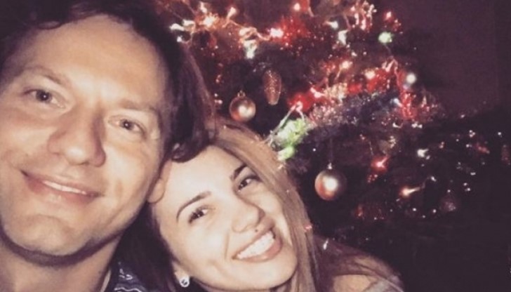 От снимката си личи, че влюбените са щастливи заедно, а усмивките им го издават още повече