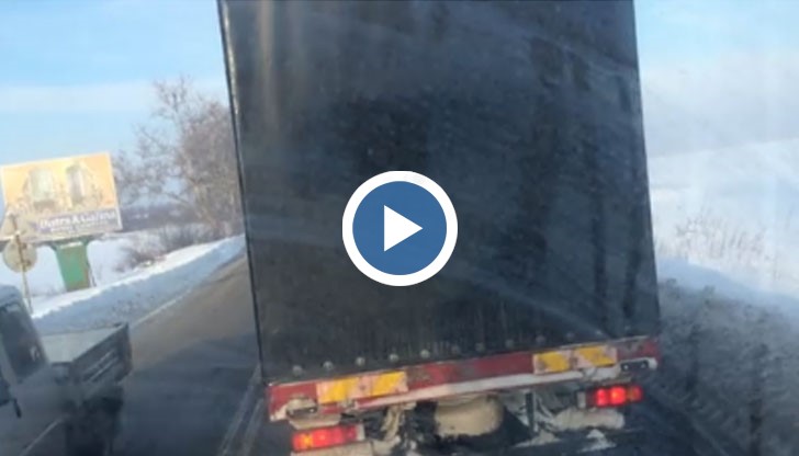 Шофьорите на ТИР-ове карат под голямо напрежение в усложнената зимна обстановка