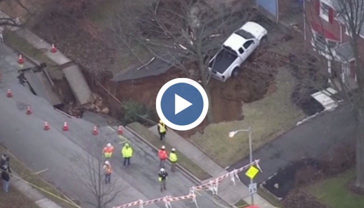 Кола виси на косъм над бездната