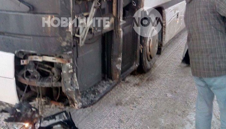 При разминаване водачите на двете пътни превозни средства не успели да преценят разстоянието