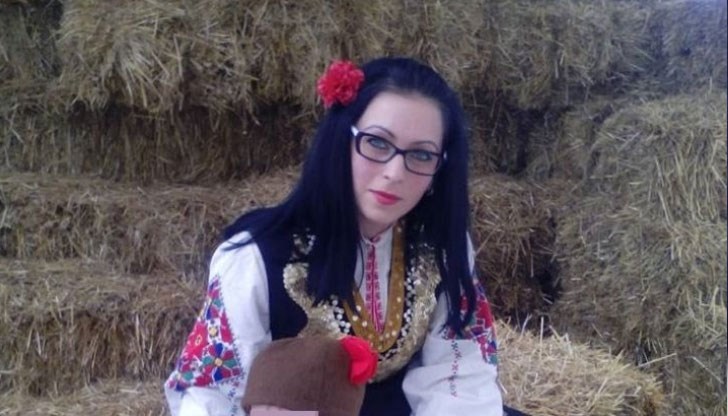 9-месечният Калоян едва стои на крачетата си, но здраво стиска българското знаме