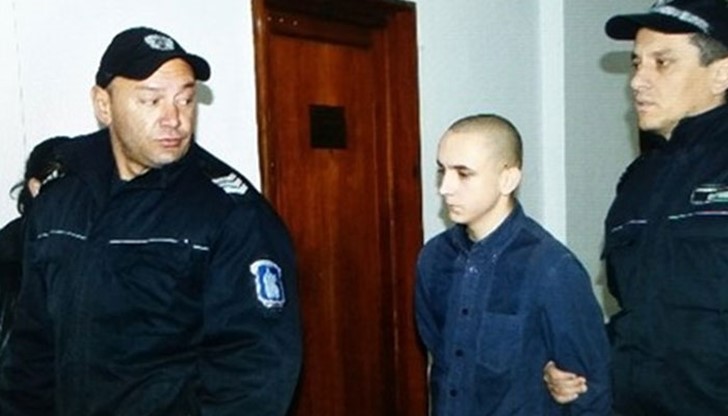 С тези думи Мария Минчева посрещна водения под конвой 18-годишен Петър Русев, който се опита да убие сина й