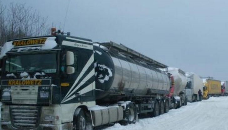 Шофьори са изкарали камионите си и са завзели и трите ленти на аутобана и не пускат и пиле да прехвръкне Шофьори са изкарали камионите си и са завзели и трите ленти на аутобана и не пускат и пиле да прехвръкне