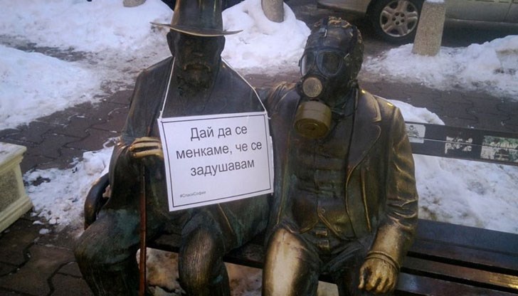 Над 10 емблематични за София паметници осъмнаха с противогази и табели с иронични надписи