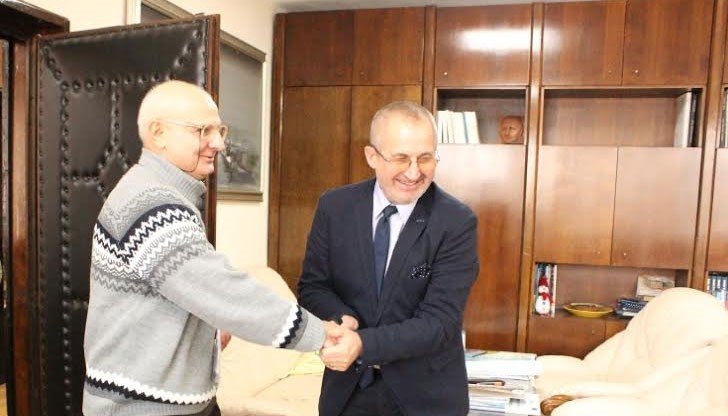 Поводът беше подготвената за печат от експерти на администрацията стихосбирка с работно заглавие „Жив е българският дух!“