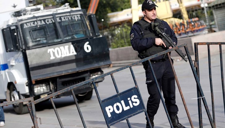 Екипи от спецчастите за борба срещу тероризма обискират всички коли и пътници Екипи от спецчастите за борба срещу тероризма обискират всички коли и пътници