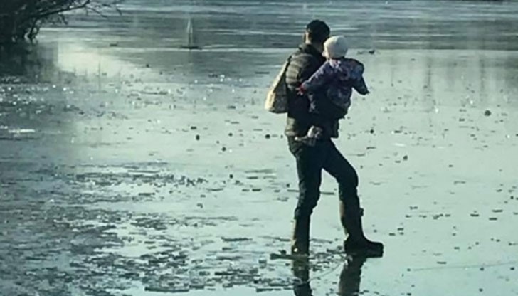 Тази снимка на баща с дете шокира мрежата