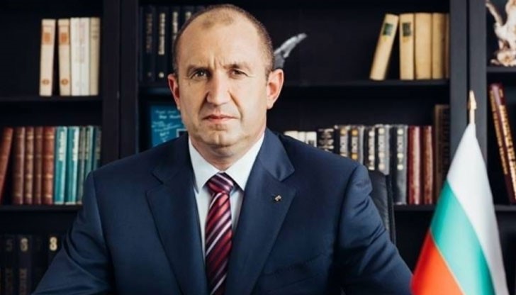 На бюрото му е клюмнало и едно знаменце - смутено наднича, като сираче