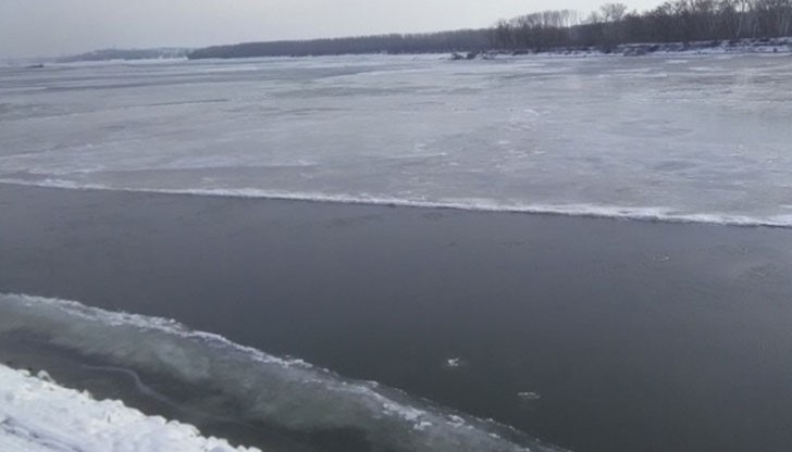 В момента ледоходът по Дунав при Русе е 75 - 80% и се увеличава