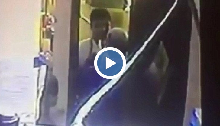 Мъжът бил транспортиран в болница с риск от загуба на зрението