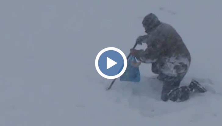 Младежи помогнаха на възрастен човек, изпаднал в беда