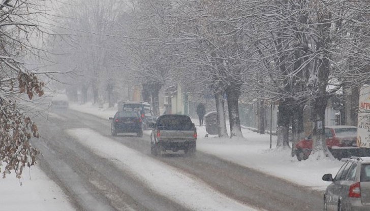 При усложнени метеорологични условия за периода от 9 ч. на 5 януари до 9 ч. на 7 януари ще се спира движението на тежкотоварни автомобили над 12 т по участъци от републиканските пътища