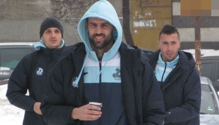 Група от 20 футболисти, заедно с треньорите отпътува за южната съседка