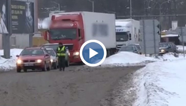 Камионите са се подредили във всички възможни направления