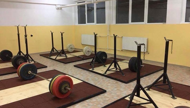 В залата по Вдигане на тежести в ССУ "М-р Атанас Узунов" ще тренират състезателите от групата на Златан Ванев