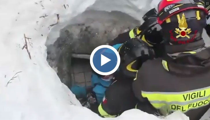 Вижте как спасители извадиха жена и дете през една дупка