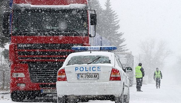Виелици и нулева видимост спряха снегорините Виелици и нулева видимост спряха снегорините